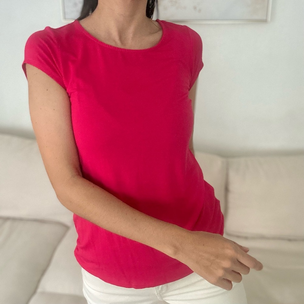 2 Women’s TAHARI tops. Black & Rasberry red. Size XS